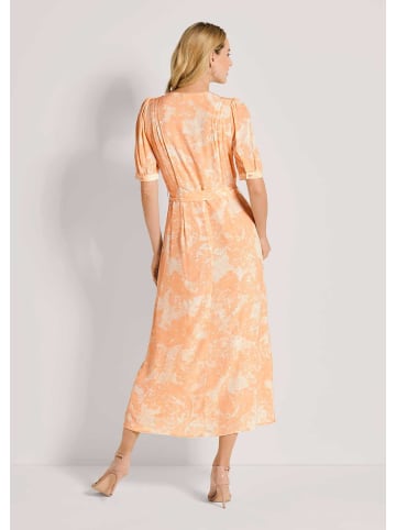 MADELEINE Durchgeknöpftes Sommerkleid mit floralem Print in pfirsich / weiß