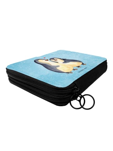 Mr. & Mrs. Panda Federtasche Pinguin umarmen ohne Spruch in Eisblau