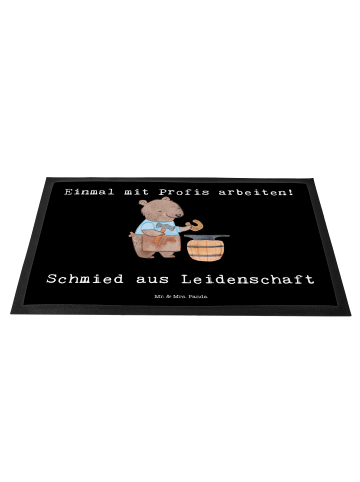Mr. & Mrs. Panda Schmutzfangmatte Schmied Leidenschaft mit Spruch in Schwarz