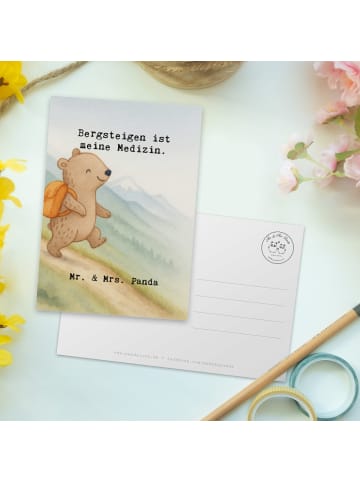 Mr. & Mrs. Panda Postkarte Bär Bergsteigen Design mit Spruch in Weiß