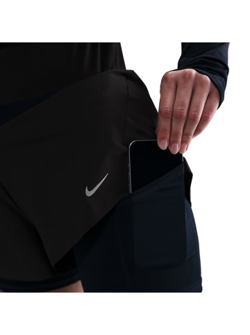 Nike Weste W NK SWIFT DF MR 2N1 SHRT in Schwarz017