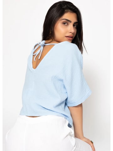 SASSYCLASSY Musselin Shirt mit V-Ausschnitt in Hellbau