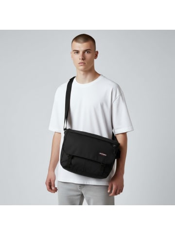 Eastpak Delegate + - Schultertasche 17" 38.5 cm (black) in schwarz