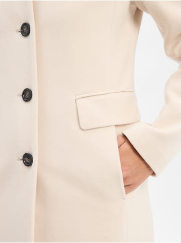 comma Mantel in sand