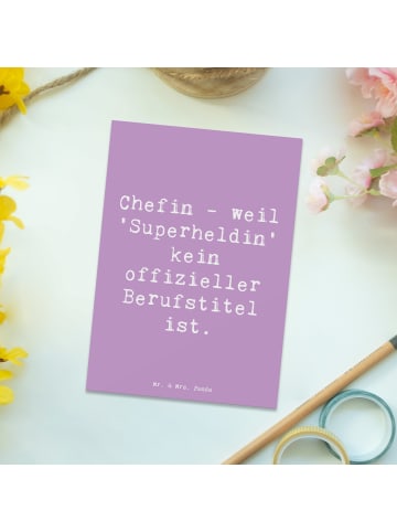 Mr. & Mrs. Panda Postkarte Spruch Chefin Superheldin mit Spruch in Lavendeltraum