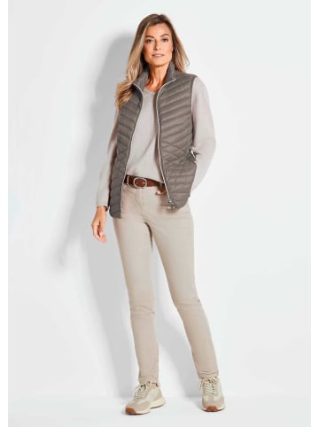 GOLDNER Kurzgröße:  Taillierte Daunenweste mit Stehkragen in taupe