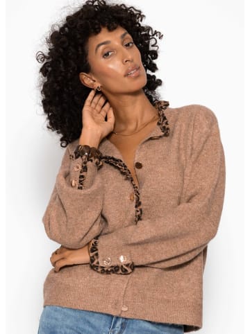 SASSYCLASSY Cardigan mit Rüschen im Leo-Print in Camel