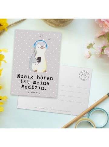 Mr. & Mrs. Panda Postkarte Pinguin Musik hören mit Spruch in Grau Pastell