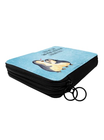 Mr. & Mrs. Panda Federtasche Pinguin umarmen mit Spruch in Eisblau