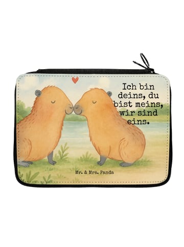 Mr. & Mrs. Panda Federtasche Capybara Liebe Design mit Spruch in Weiß