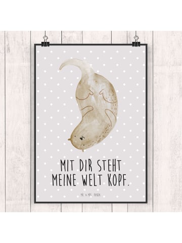 Mr. & Mrs. Panda Poster Otter Kopfüber mit Spruch in Grau Pastell