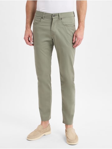 Andrew James Hose in schilf