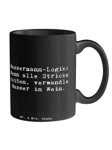 Mr. & Mrs. Panda Kaffeebecher Spruch Wassermann Logik mit Spruch in Schwarz