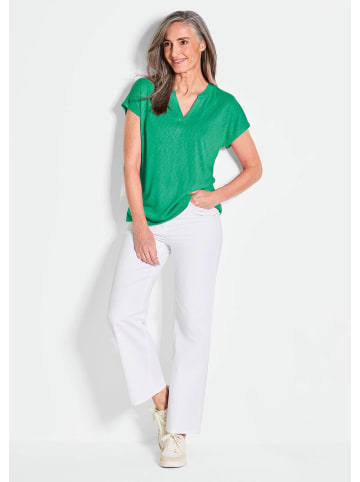 GOLDNER Kurzgröße: Luftiges Basicshirt mit V-Ausschnitt in grün