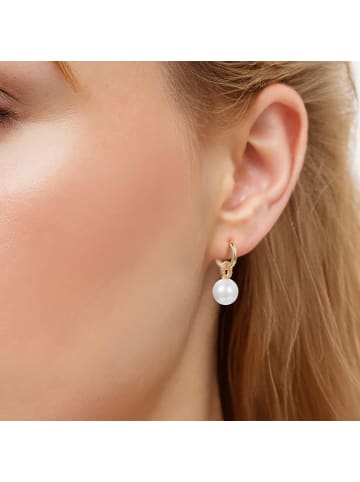 Lulu & Jane Ohrringe aus Messing mit Glasperle in weiß