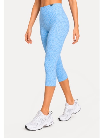 SMILODOX LEO Capri Leggings Velvara in Hellblau Leo