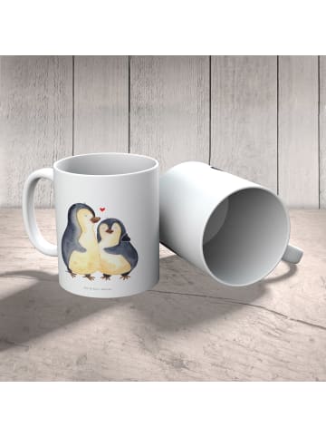 Mr. & Mrs. Panda Kindertasse Pinguin umarmen ohne Spruch in Weiß