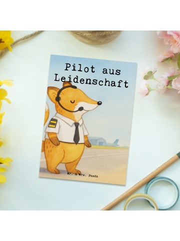 Mr. & Mrs. Panda Postkarte Pilot Leidenschaft Design mit Spruch in Weiß