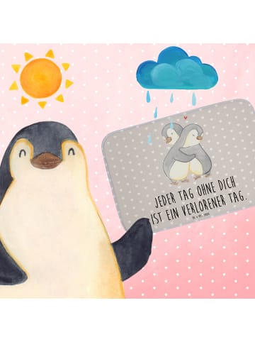 Mr. & Mrs. Panda Badezimmerteppich Pinguine Kuscheln mit Spruch in Grau Pastell