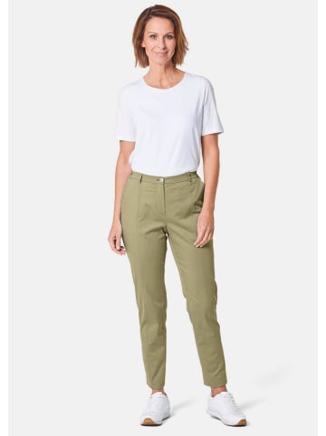 GOLDNER Kurzgröße:  Sportive Hose Carla aus trageangenehmen Satin in schilf