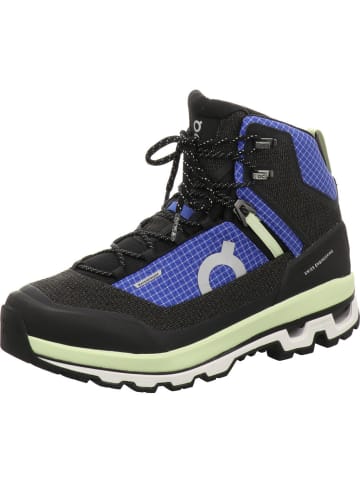 On Wanderschuh in blau