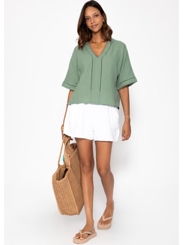 SASSYCLASSY Musselin Bluse mit Spitzeneinsatz in Grün