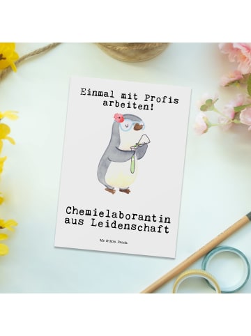 Mr. & Mrs. Panda Postkarte Chemielaborantin Leidenschaft mit Spruch in Weiß