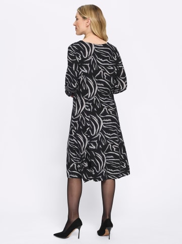 Sieh an! Jersey-Kleid in schwarz-weiß-bedruckt