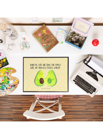 Mr. & Mrs. Panda Schreibtischunterlage Avocado Pärchen mit Spruch in Gelb Pastell