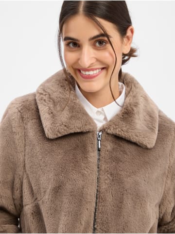 AMBER & JUNE Kunstfelljacke in taupe