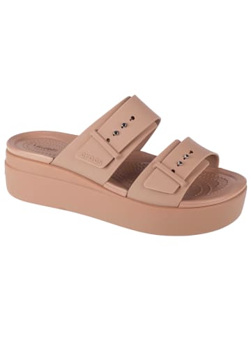 Crocs Crocs Brooklyn Low Wedge Sandal in Braun