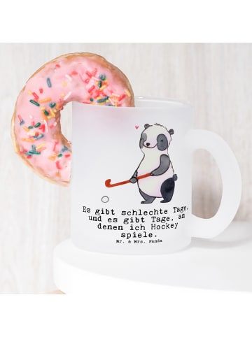 Mr. & Mrs. Panda Teetasse Glas Panda Hockey spielen mit Spruch in Transparent