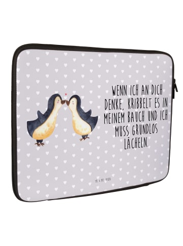 Mr. & Mrs. Panda Laptop Tasche Pinguine Kuss mit Spruch in Grau Pastell
