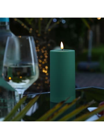 Deluxe Homeart LED Kerze Mia Kunststoff für Innen/Außen flackernd H: 15cm D: 7,5cm in grün