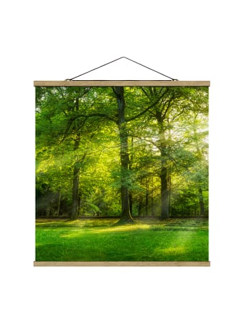 WALLART Stoffbild mit Posterleisten - Spaziergang im Wald in Grün