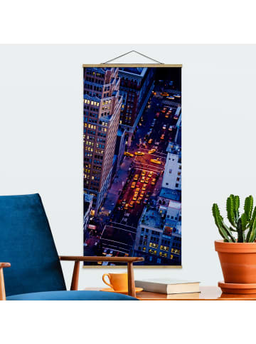 WALLART Stoffbild mit Posterleisten - Manhattans Taxilichter in Blau