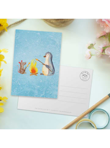 Mr. & Mrs. Panda Postkarte Pinguin Lagerfeuer ohne Spruch in Eisblau