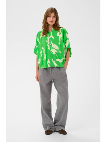 Soaked in Luxury Kurzarm-Bluse SLArjana Lockere Passform in Vibrant Green Splash Print