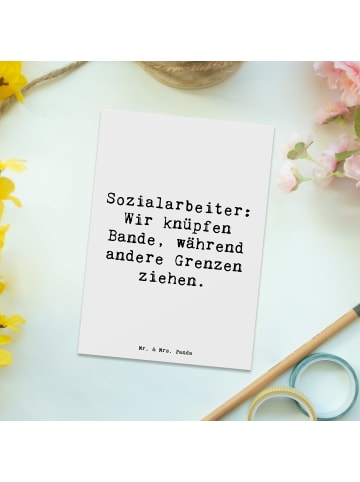 Mr. & Mrs. Panda Postkarte Spruch Sozialarbeiterin Einheite knüpfen... in Weiß