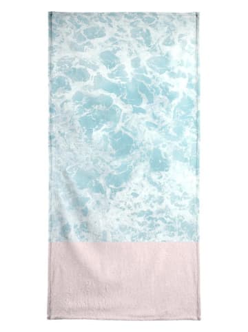 Juniqe Strandtuch "Pink on the Sea" in Blau & Rosa