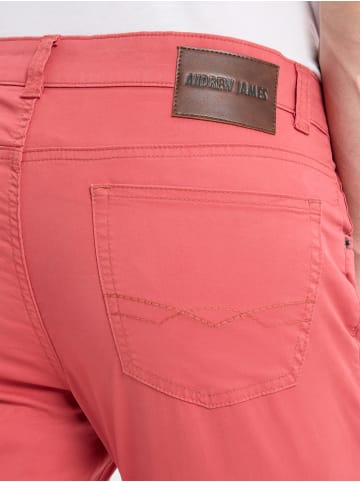 Andrew James Hose in koralle