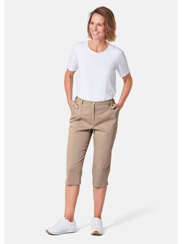 GOLDNER Kurzgröße:  Kurze Caprihose aus Satin mit Stretch in beige