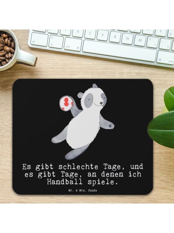 Mr. & Mrs. Panda Mauspad Panda Handball spielen mit Spruch in Schwarz