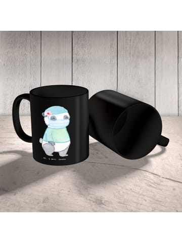 Mr. & Mrs. Panda Motivtasse Operationsassistentin Herz ohne Spruch in Schwarz