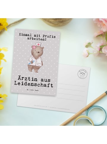Mr. & Mrs. Panda Ansichtskarte Ärztin Leidenschaft mit Spruch in Grau Pastell