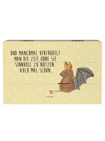 Mr. & Mrs. Panda Holzkiste Fledermaus Sitzen mit Spruch in Gelb Pastell