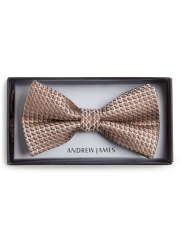 Andrew James Fliege in sand - 0001