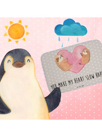 Mr. & Mrs. Panda Badeteppich Faultiere Herz mit Spruch in Grau Pastell