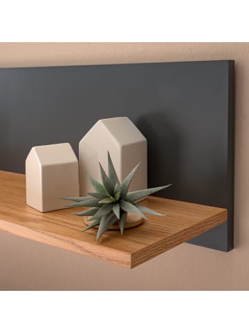 home24 home24 Wandboard mit lackierter MDF-Rückwand & Ablage aus massiver Eiche in Grau in Grau