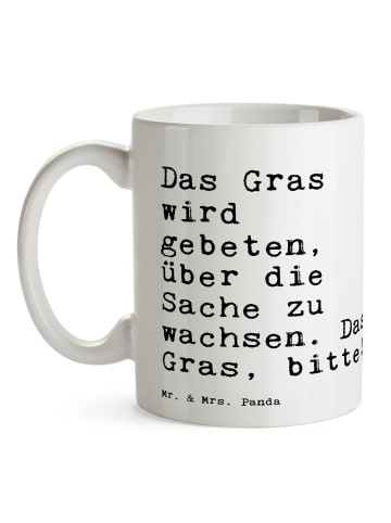 Mr. & Mrs. Panda Tasse Das Gras wird gebeten,... mit Spruch in Weiß